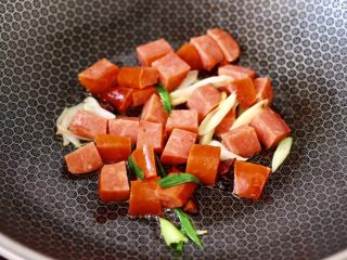 6、火腿炖白菜,这个时候放入火腿,继续大火快速翻炒均匀。