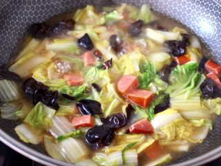 15、火腿炖白菜,大火煮沸即可关火,撒上香菜段即可。