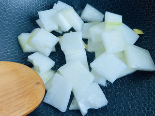 8、冬瓜蛤蜊汤,入冬瓜大火翻炒片刻