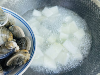 10、冬瓜蛤蜊汤,倒入清洗干净的蛤蜊