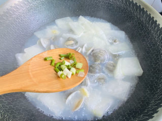 13、冬瓜蛤蜊汤,入葱花