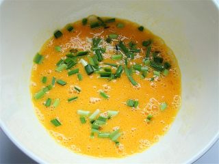 2、面条鸡蛋饼,鸡蛋打成蛋液，加入葱花搅匀