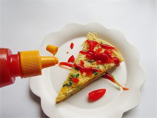 11、面条鸡蛋饼,还可以挤一些番茄酱或老酱一起同食更是美味