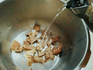 4、冬瓜排骨汤,排骨放高压锅里，倒开水