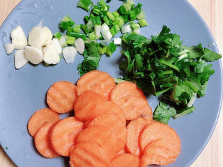 2、芙蓉鲜蔬汤,胡萝卜切片、配菜切碎待用。