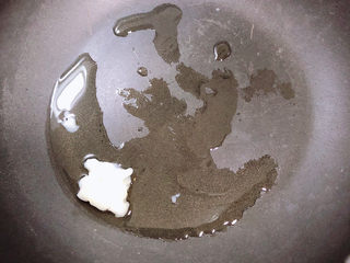 7、芙蓉鲜蔬汤,锅中放入小块猪油,慢慢融化。