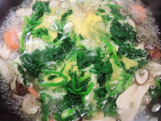 15、芙蓉鲜蔬汤,倒入打散的鸡蛋液,不用搅拌,等鸡蛋稍微凝固一些。