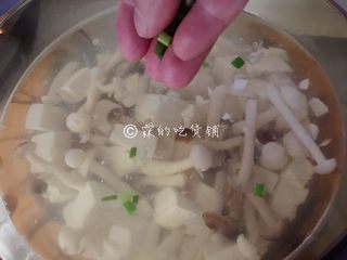 11、花蛤豆腐菇菇汤,撒上葱花，然后就可以关火了。