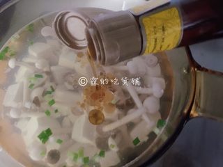 12、花蛤豆腐菇菇汤,最后撒上一点香油。