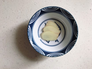 1、筒骨莲藕汤,切几片姜用于骨头焯水