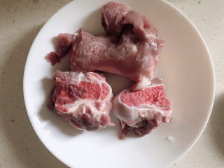 2、筒骨莲藕汤,筒骨清洗干净。