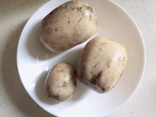 4、筒骨莲藕汤,筒骨焯水的时候来处理莲藕。