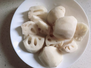 5、筒骨莲藕汤,削皮后切块