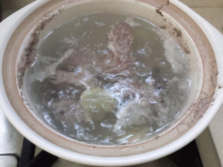 6、筒骨莲藕汤,筒骨焯好水