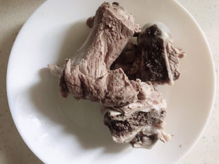 7、筒骨莲藕汤,捞出洗掉浮沫