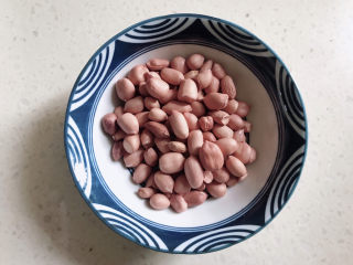 8、筒骨莲藕汤,可以加一些花生汤更好喝。