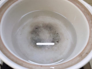 9、筒骨莲藕汤,把锅洗干净重新准备半锅清水