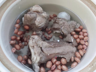 11、筒骨莲藕汤,加入筒骨