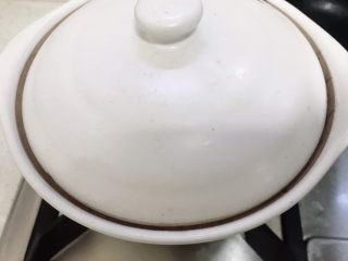 13、筒骨莲藕汤,大火煮开小火炖煮一个钟以上。