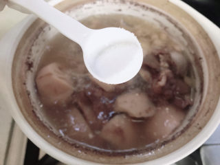 14、筒骨莲藕汤,起锅前加点盐调味