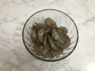 1、蒜蓉椒盐虾,把虾剪去虾须、虾尖，挑出虾线，擦干水分，加入适量淀粉、盐，抓匀腌制20分钟。