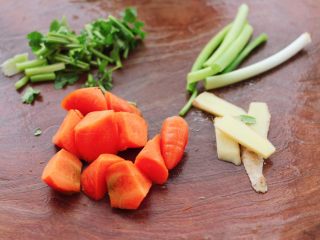 2、萝卜牛腩煲,小葱切段姜切片，香菜切段，胡萝卜切滚刀块。