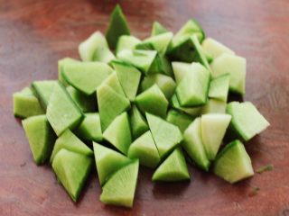 3、萝卜牛腩煲,青萝卜洗净后，用刀切成滚刀块。