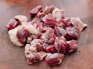 4、萝卜牛腩煲,牛腩先用清水浸泡一会儿后，冲洗干净切块。