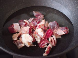 5、萝卜牛腩煲,锅中倒入适量的清水，放入切块的牛腩。