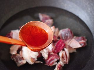 6、萝卜牛腩煲,锅中倒入料酒。