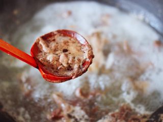 7、萝卜牛腩煲,大火煮沸后，撇去浮末后，继续煮5分钟左右，捞出冲洗干净沥干水分。