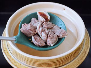 8、萝卜牛腩煲,土锅里倒入适量的清水，放入焯过水的牛腩。