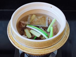 9、萝卜牛腩煲,再放入葱段和姜片，放入炖牛肉调料。