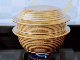 10、萝卜牛腩煲,盖上双锅盖，这样煲出来的汤味更浓郁，中火煮沸后，开到最小火继续炖煮1个小时。