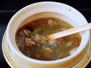 11、萝卜牛腩煲,打开锅盖，看见锅中汤汁浓稠时。