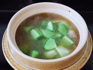 12、萝卜牛腩煲,放入切块的青萝卜。