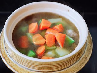 13、萝卜牛腩煲,再放入胡萝卜。