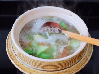 14、萝卜牛腩煲,继续中火煮沸后，小火再煮10分钟。