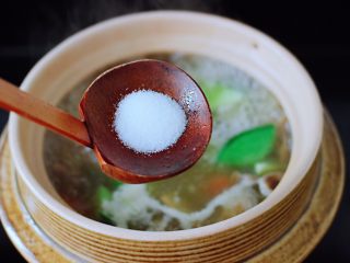 15、萝卜牛腩煲,这个时候锅中加入适量的盐调味。