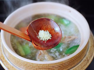 16、萝卜牛腩煲,再放入鸡精增加口感。