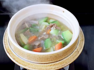 17、萝卜牛腩煲,大火煮沸即可关火，撒上香菜段即可。