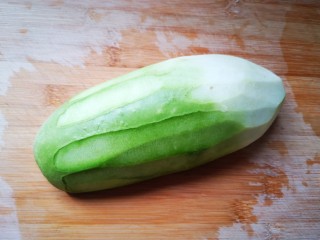 1、萝卜丝汤,准备半个萝卜洗净备用