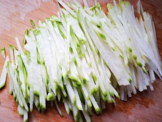 2、萝卜丝汤,将萝卜切丝