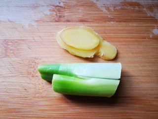 3、萝卜丝汤,准备生姜和葱洗净