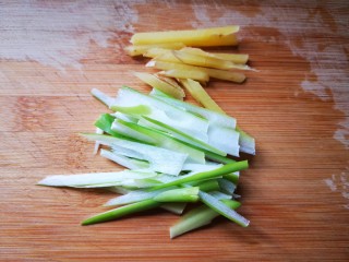 4、萝卜丝汤,将葱姜切丝