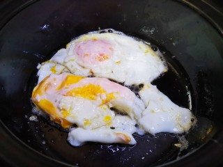 7、萝卜丝汤,将鸡蛋煎至两面金黄