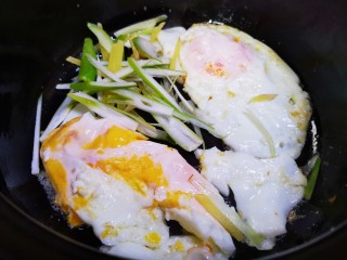 8、萝卜丝汤,加入葱姜丝