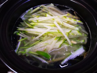 9、萝卜丝汤,加入萝卜丝和适量清水