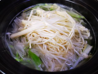 10、萝卜丝汤,再把金针菇加入