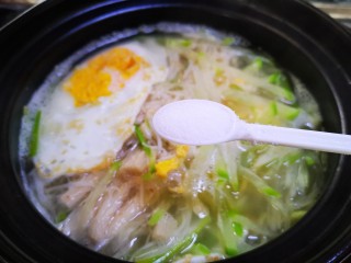 12、萝卜丝汤,加适量盐调味